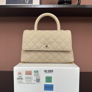 780AS92990# Apricot-hued ball-patterned edging with light gold 💜 Exclusive Background 💜
Authentic product photos, top-tier quality goods 👜 Timeless classic handbag that never goes out of style～
Coco handle flap top handbag 🎁 Dimensions: 24*14*10cm