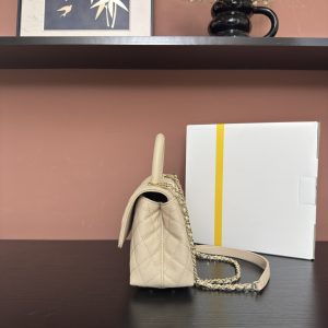 Alternative view of 780AS92990# Apricot-hued ball-patterned edging with light gold 💜 Exclusive Background 💜
Authentic product photos, top-tier quality goods 👜 Timeless classic handbag that never goes out of style～
Coco handle flap top handbag 🎁 Dimensions: 24*14*10cm