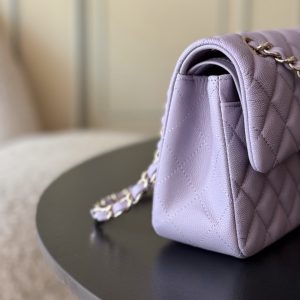 Alternative view of Full Name: Classic Fla0 1117 Caviar
Hardware: 24K-plated, full-steel hardware
Dimensions: 23*6.5*14cm
Leather: Genuine Haas small-grain caviar leather exterior, imported lambskin lining

The iconic CF🔥 possesses an irresistible charm that captivates at first sight. Wherever it goes, it's a mobile emblem of elegance. Its pure white hue exudes a refined, ladylike aura, while the gold hardware adds exquisite luxury. Truly a must-have entry-level luxury piece!🌍 Globally, it's nearly impossible to find in boutiques! The CF from Chanel—those in the know understand. New colors are constantly being released in boutiques!