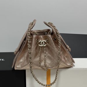 𝟮𝟲𝗰 Hippie𝗁𝗈𝖻𝗈 𝗆𝗂𝗇𝗂 Champagne Gold
Retail Price𝟦𝟫𝟤𝟢𝟢𝗋𝗆𝖻 Purchase & Development

Runway Hit 𝟤𝟧𝖡𝖺𝗀 Hippie𝗁𝗈𝖻𝗈🔥
Unique design with a bold, commanding style
Extra-large capacity effortlessly holds daily essentials❕
The ultimate value companion for shopping and travel

Hardware: Thick-plated 𝟤𝟦𝗄 vintage silver
Dimensions: 𝟤𝟢*𝟤𝟤*𝟣𝟤.𝟧 𝖼𝗆
Model: AS5631