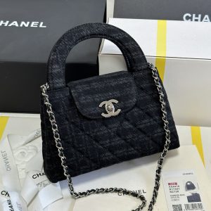 Alternative view of Chanel 24A Kelly Black Denim Large 🈶️

This is seriously adorable 🤩 The most talked-about piece of the season 🤩 Another vintage-inspired bag making a stylish comeback 📣 The 1997 Kelly is back 🫶 This time with a chain strap, blending retro charm with modern flair 🌠 An absolute showstopper 🔥 Perfect for carrying by hand or wearing crossbody,Lightweight with just the right vintage charm👌👌 Truly the undisputed "23k Bag King"🫶🫶 The large size isn't overly big—fits an iPhone Pro, but the Max is a tight squeeze🤔 Refined yet practical, with ample interior space for daily use. The more you look, the more you love it—it's irresistible to any girly heart👸

Model: AS4416
Dimensions: 19*13*7cm