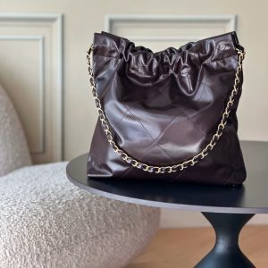 Alternative view of Top-tier goods_High-volume pricing p750 France·Premium bespoke Chane1

AS3260# Chanel 2022 New Arrival Oiled Leather Calfskin Drawstring Tote

Exclusive real-shot Chanel chain bag, shoulder bag—autumn/winter runway style💃 Soft and comfortable, exceptional quality. Beauty lovers, grab yours now! 

Pairs perfectly with winter coats. Versatile, minimalist, and spacious!

Size: 35x37x7cm