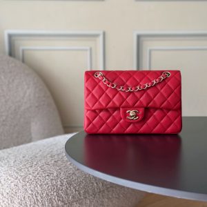 Full Name: Classic Fla0 1117 Caviar
Hardware: 24K-plated, full-steel hardware
Dimensions: 23*6.5*14cm
Leather: Genuine Haas small-grain caviar leather exterior, imported lambskin lining

The iconic CF🔥 possesses an irresistible charm that captivates at first sight. Wherever it goes, it's a mobile emblem of elegance. Its pure white hue exudes a refined, ladylike aura, while the gold hardware adds exquisite luxury. Truly a must-have entry-level luxury piece!🌍 Globally, it's nearly impossible to find in boutiques! The CF from Chanel—those in the know understand. New colors are constantly being released in boutiques!