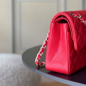 Alternative view of Full Name: Classic Fla0 1117 Caviar
Hardware: 24K-plated, full-steel hardware
Dimensions: 23*6.5*14cm
Leather: Genuine Haas small-grain caviar leather exterior, imported lambskin lining

The iconic CF🔥 possesses an irresistible charm that captivates at first sight. Wherever it goes, it's a mobile emblem of elegance. Its pure white hue exudes a refined, ladylike aura, while the gold hardware adds exquisite luxury. Truly a must-have entry-level luxury piece!🌍 Globally, it's nearly impossible to find in boutiques! The CF from Chanel—those in the know understand. New colors are constantly being released in boutiques!