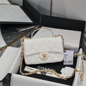 The leather in this season's 880 collection is absolutely stunning. The highlight is the braided brushed finish on the handles, elevating both the texture and feel. The chain-link detailing adds a touch of design flair! The bag holds its shape beautifully, making it incredibly photogenic. The smooth texture instantly lifts your mood! The metallic accents sparkle brilliantly ✨, catching your eye the moment you see it.Carrying it out makes you feel like a radiant young lady👏. The handle can be hooked on your wrist, 🉑️ worn crossbody, over the shoulder, or under the arm—fashionable, trendy, and versatile. The capacity is also excellent👍, easily holding all your essentials. Dimensions: 13*21*8cm/ AS4023