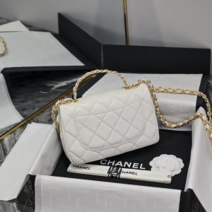 Alternative view of The leather in this season's 880 collection is absolutely stunning. The highlight is the braided brushed finish on the handles, elevating both the texture and feel. The chain-link detailing adds a touch of design flair! The bag holds its shape beautifully, making it incredibly photogenic. The smooth texture instantly lifts your mood! The metallic accents sparkle brilliantly ✨, catching your eye the moment you see it.Carrying it out makes you feel like a radiant young lady👏. The handle can be hooked on your wrist, 🉑️ worn crossbody, over the shoulder, or under the arm—fashionable, trendy, and versatile. The capacity is also excellent👍, easily holding all your essentials. Dimensions: 13*21*8cm/ AS4023