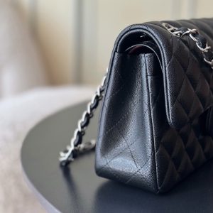 Alternative view of Full Name: Classic Fla0 1117 Caviar
Hardware: 24K-plated, full-steel hardware
Dimensions: 23*6.5*14cm
Leather: Genuine Haas small-grain caviar leather exterior, imported lambskin lining

The iconic CF🔥 possesses an irresistible charm that captivates at first sight. Wherever it goes, it's a mobile emblem of elegance. Its pure white hue exudes a refined, ladylike aura, while the gold hardware adds exquisite luxury. Truly a must-have entry-level luxury piece!🌍 Globally, it's nearly impossible to find in boutiques! The CF from Chanel—those in the know understand. New colors are constantly being released in boutiques!