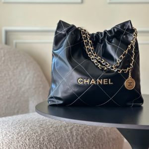 Top-tier goods_High-volume pricing p780 France·Premium bespoke Chane1

AS3260# Chanel 2022 New Arrival Oiled Leather Calfskin Drawstring Tote

Exclusive real-shot Chanel chain bag, shoulder bag—autumn/winter runway style💃 Soft and comfortable, exceptional quality. Beauty lovers, grab yours now! 

Pairs effortlessly with winter coats. Versatile, minimalist, and spacious!

Size: 35x37x7cm