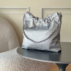 Alternative view of Top-tier goods_High-volume pricing p750 France·Premium bespoke Chane1

AS3260# Chanel 2022 New Arrival Oiled Leather Calfskin Drawstring Tote

Exclusive real-shot Chanel chain bag, shoulder bag—autumn/winter runway style💃 Soft and comfortable, exceptional quality. Beauty lovers, grab yours now! 

Pairs perfectly with winter coats. Versatile, minimalist, and spacious!

Size: 35x37x7cm