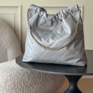 Alternative view of Top-tier goods_p High-volume pricing p780 France · Premium bespoke Chane1

AS3261# Chanel 2022 New Arrival Oiled Leather Calfskin Drawstring Tote

Exclusive real-shot Chanel chain bag, shoulder bag. Fall/Winter runway style💃 Soft and comfortable, exceptional quality. Beauty lovers, grab yours now! 

Pairs perfectly with winter coats. Versatile, minimalist, and spacious!

Size: 39x42x8cm