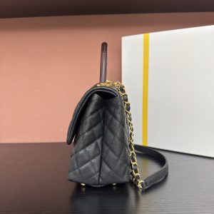 Alternative view of 810AS92991# Black Ball-Patterned Gold-Plated Unstitched Edge Black Leather Lining with Red Handle
💜Exclusive Background💜 Genuine Product Photos Top-Quality Item👜
Coco Handle Flap Handbag🎁 Dimensions: 29*18*12cm