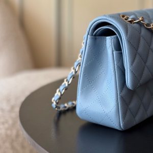 Alternative view of Full Name: Classic Fla0 1117 Caviar
Hardware: 24K-plated, full-steel hardware
Dimensions: 23*6.5*14cm
Leather: Genuine Haas small-grain caviar leather exterior, imported lambskin lining

The iconic CF🔥 possesses an irresistible charm that captivates at first sight. Wherever it goes, it's a mobile emblem of elegance. Its pure white hue exudes a refined, ladylike aura, while the gold hardware adds exquisite luxury. Truly a must-have entry-level luxury piece!🌍 Globally, it's nearly impossible to find in boutiques! The CF from Chanel—those in the know understand. New colors are constantly being released in boutiques!