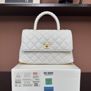 780AS92990# White Ball Pattern Edge-Trimmed Gold-Plated Iron Handle
💜Exclusive Background💜 Genuine Product Photos Top-Quality Item👜
Coco Handle Top-Closure Tote Bag🎁 Dimensions: 24*14*10cm