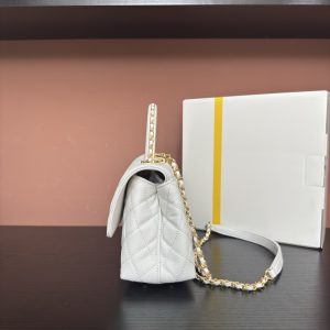 Alternative view of 780AS92990# White Ball Pattern Edge-Trimmed Gold-Plated Iron Handle
💜Exclusive Background💜 Genuine Product Photos Top-Quality Item👜
Coco Handle Top-Closure Tote Bag🎁 Dimensions: 24*14*10cm