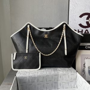 Top-tier Goods_p780 France · High-end Custom-made Chanel

Runway Hit💦Chanel❄️25S✴️ Maxi Hobo Bag G-Dragon's Same Tote Shopping Bag  Straw weave paired with cowhide leather. Generous capacity for ample storage. Looks incredibly stylish when worn~ Perfectly matches casual outfits for a chic look~ The bag's shape is relaxed and effortless. A large bag is the most stylish! 
Dimensions: Base length 43cm - Top length 59cm - Height 37cm - Width 13cm
Strap length: 56cm
Style code: AS5463