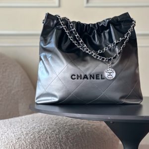 Top-tier goods_p high-volume pricing p810 France · Premium bespoke Chane1

AS3261# Chanel 2022 New Arrival Oil-waxed leather Calfskin Drawstring Tote

Exclusive real-shot Chanel chain bag Shoulder bag, Fall/Winter runway style💃 Soft and comfortable, exceptional quality. Beauty lovers, grab yours now! 

Pairs effortlessly with winter coats. Versatile, minimalist, and spacious!

Size: 39x42x8cm