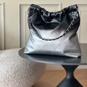 Alternative view of Top-tier goods_p high-volume pricing p810 France · Premium bespoke Chane1

AS3261# Chanel 2022 New Arrival Oil-waxed leather Calfskin Drawstring Tote

Exclusive real-shot Chanel chain bag Shoulder bag, Fall/Winter runway style💃 Soft and comfortable, exceptional quality. Beauty lovers, grab yours now! 

Pairs effortlessly with winter coats. Versatile, minimalist, and spacious!

Size: 39x42x8cm