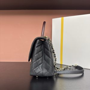 Alternative view of 810AS92991# Black Ball-Patterned Edge with Light Gold-Red Handle
💜 Exclusive Background 💜 Genuine Product Photos Top-Quality Item 👜
Coco Handle Flap Handbag 🎁 Dimensions: 29*18*12cm