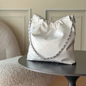 Alternative view of Top-tier goods_High-volume pricing p750 France·Premium bespoke Chane1

AS3260# Chanel 2022 New Arrival Oiled Leather Calfskin Drawstring Tote

Exclusive real-shot Chanel chain bag, shoulder bag—autumn/winter runway style💃 Soft and comfortable, exceptional quality. Beauty lovers, grab yours now! 

Pairs perfectly with winter coats. Versatile, minimalist, and spacious!

Size: 35x37x7cm