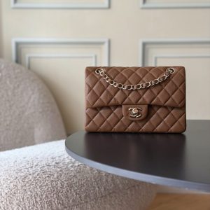 Full Name: Classic Fla0 1117 Caviar
Hardware: 24K-plated, full-steel hardware
Dimensions: 23*6.5*14cm
Leather: Genuine Haas small-grain caviar leather exterior, imported lambskin lining

The iconic CF🔥 possesses an irresistible charm that captivates at first sight. Wherever it goes, it's a mobile emblem of elegance. Its pure white hue exudes a refined, ladylike aura, while the gold hardware adds exquisite luxury. Truly a must-have entry-level luxury piece!🌍 Globally, it's nearly impossible to find in boutiques! The CF from Chanel—those in the know understand. New colors are constantly being released in boutiques!