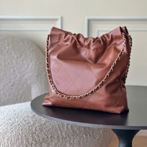 Alternative view of Top-tier goods_High-volume pricing p750 France·Premium bespoke Chane1

AS3260# Chanel 2022 New Arrival Oiled Leather Calfskin Drawstring Tote

Exclusive real-shot Chanel chain bag, shoulder bag—autumn/winter runway style💃 Soft and comfortable, exceptional quality. Beauty lovers, grab yours now! 

Pairs perfectly with winter coats. Versatile, minimalist, and spacious!

Size: 35x37x7cm