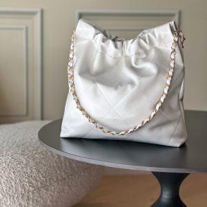 Alternative view of Top-tier goods_High-volume pricing p750 France·Premium bespoke Chane1

AS3260# Chanel 2022 New Arrival Oiled Leather Calfskin Drawstring Tote

Exclusive real-shot Chanel chain bag, shoulder bag—autumn/winter runway style💃 Soft and comfortable, exceptional quality. Beauty lovers, grab yours now! 

Pairs perfectly with winter coats. Versatile, minimalist, and spacious!

Size: 35x37x7cm