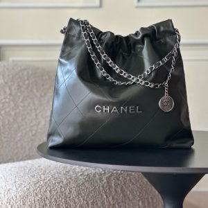 Top-tier goods_p High-volume pricing p780 France · Premium bespoke Chane1

AS3261# Chanel 2022 New Arrival Oiled Leather Calfskin Drawstring Tote

Exclusive real-shot Chanel chain bag, shoulder bag. Fall/Winter runway style💃 Soft and comfortable, exceptional quality. Beauty lovers, grab yours now! 

Pairs perfectly with winter coats. Versatile, minimalist, and spacious!

Size: 39x42x8cm