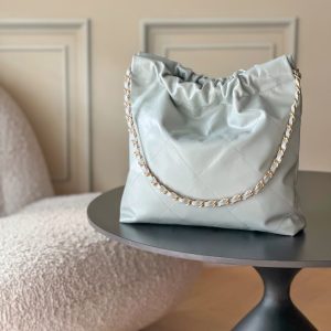 Alternative view of Top-tier goods_High-volume pricing p750 France·Premium bespoke Chane1

AS3260# Chanel 2022 New Arrival Oiled Leather Calfskin Drawstring Tote

Exclusive real-shot Chanel chain bag, shoulder bag—autumn/winter runway style💃 Soft and comfortable, exceptional quality. Beauty lovers, grab yours now! 

Pairs perfectly with winter coats. Versatile, minimalist, and spacious!

Size: 35x37x7cm