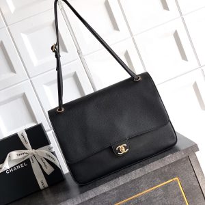 1080💰 Black OHANEL🚩🚩🚩 Oversized CF Tote🛍️ Spring/Summer 🆕🆕 Runway Collection 26SS New Shopping Bag🛍️ Designed by Matthieu Blazy for the 2026 Spring/Summer collection. So cool and spacious—absolutely love it🖤 Truly the most practical shopping bag I've ever seen‼️ Black & gold alligator-textured leather tote airport bag. Zippered shopping bag with tons of pockets front and back, inside and out...iPad, books, phone—pack whatever you need. Looks super cool when worn 🕶️ Totally obsessed! Dimensions: 33×23×11cm 66972