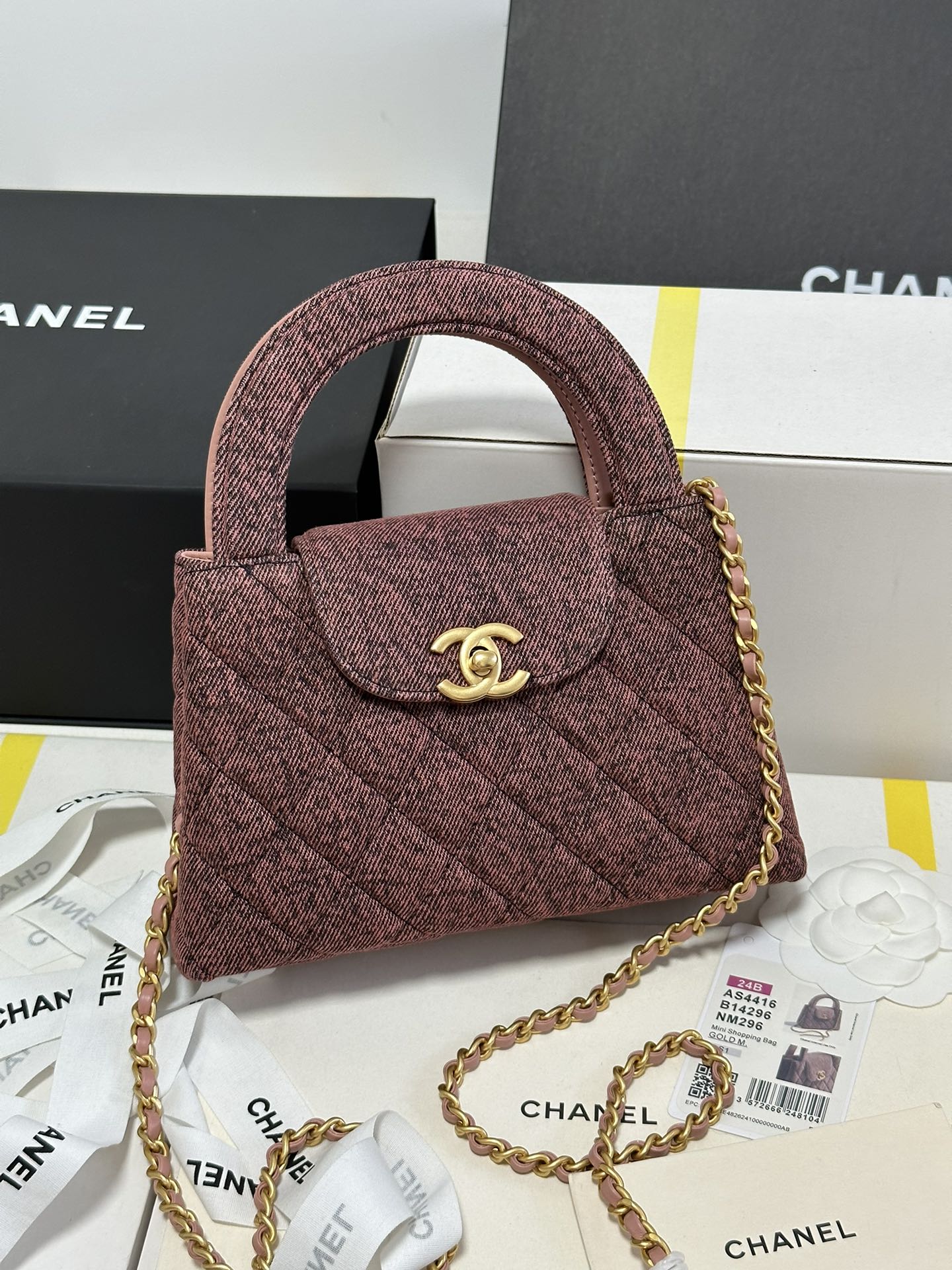 Chanel 24A Kelly Red-Brown Denim Large 🈶️
This bag is seriously adorable 🤩 The hottest item of the season 🤩 Another vintage-inspired fashion revival 📣 The 1997 Kelly makes a comeback 🫶 This time with a chain strap, blending retro charm with modern flair 🌠 A true game-changer 🔥 Perfect for hand-carrying or crossbody wear,Lightweight with just the right vintage charm👌👌 Truly the undisputed "23k Bag King"🫶🫶 The large size isn't overly big—fits an iPhone Pro, but the Max is a tight squeeze🤔 Refined yet practical, with ample interior space for daily use. The more you look at it, the more you love it—it's irresistible to any girly heart👸
Model: AS4416
Dimensions: 19*13*7cm - Image 2