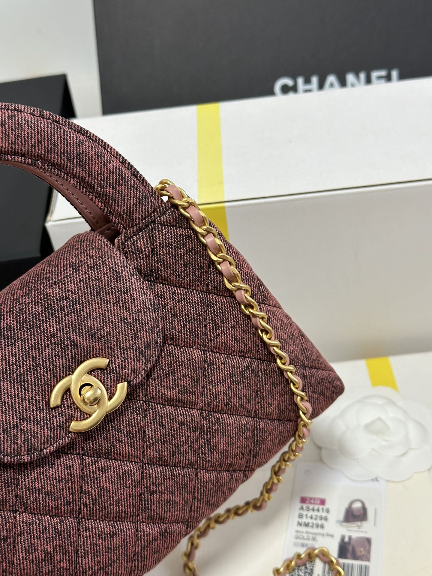 Chanel 24A Kelly Red-Brown Denim Large 🈶️
This bag is seriously adorable 🤩 The hottest item of the season 🤩 Another vintage-inspired fashion revival 📣 The 1997 Kelly makes a comeback 🫶 This time with a chain strap, blending retro charm with modern flair 🌠 A true game-changer 🔥 Perfect for hand-carrying or crossbody wear,Lightweight with just the right vintage charm👌👌 Truly the undisputed "23k Bag King"🫶🫶 The large size isn't overly big—fits an iPhone Pro, but the Max is a tight squeeze🤔 Refined yet practical, with ample interior space for daily use. The more you look at it, the more you love it—it's irresistible to any girly heart👸
Model: AS4416
Dimensions: 19*13*7cm - Image 3