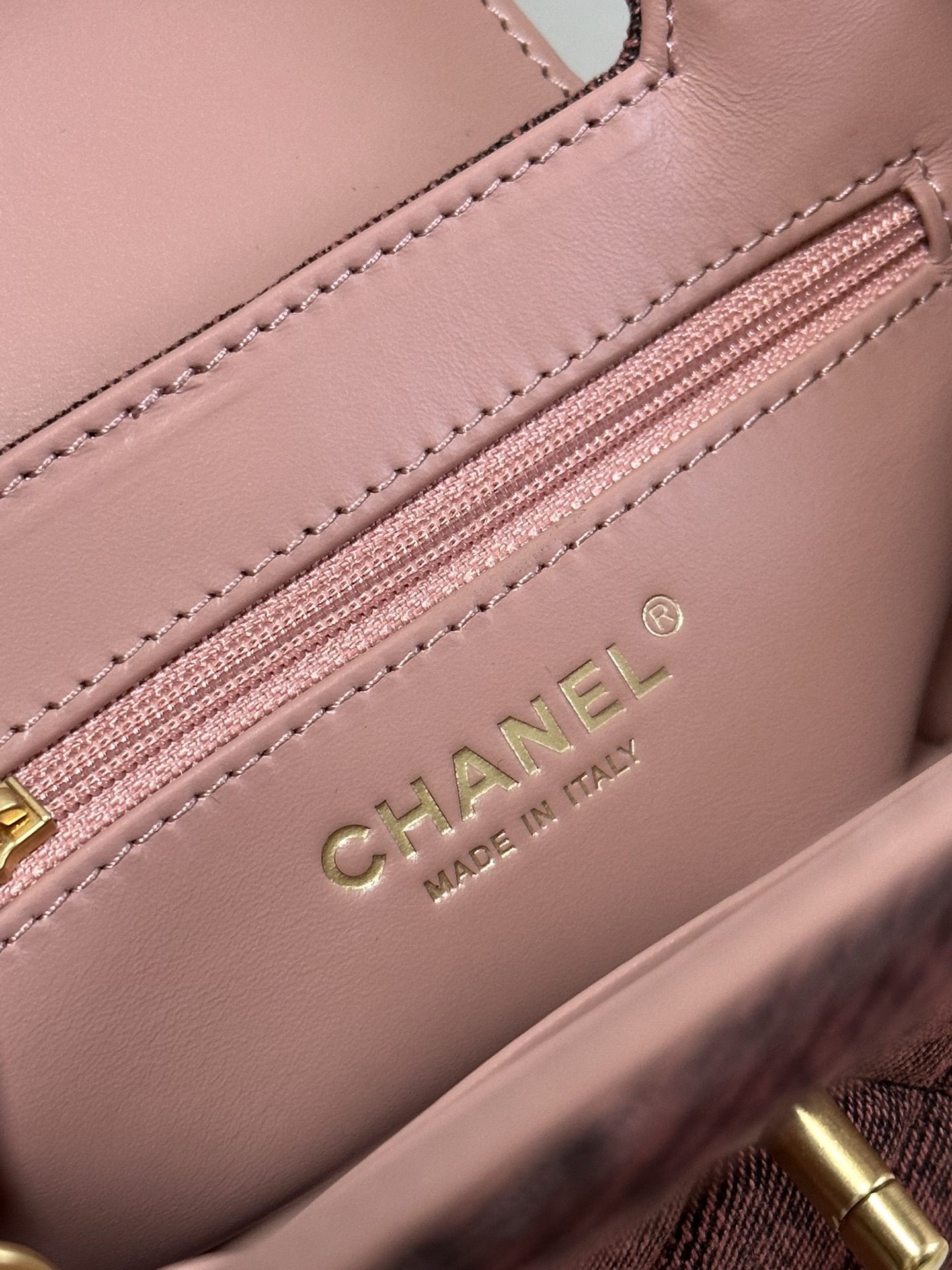 Chanel 24A Kelly Red-Brown Denim Large 🈶️
This bag is seriously adorable 🤩 The hottest item of the season 🤩 Another vintage-inspired fashion revival 📣 The 1997 Kelly makes a comeback 🫶 This time with a chain strap, blending retro charm with modern flair 🌠 A true game-changer 🔥 Perfect for hand-carrying or crossbody wear,Lightweight with just the right vintage charm👌👌 Truly the undisputed "23k Bag King"🫶🫶 The large size isn't overly big—fits an iPhone Pro, but the Max is a tight squeeze🤔 Refined yet practical, with ample interior space for daily use. The more you look at it, the more you love it—it's irresistible to any girly heart👸
Model: AS4416
Dimensions: 19*13*7cm - Image 7