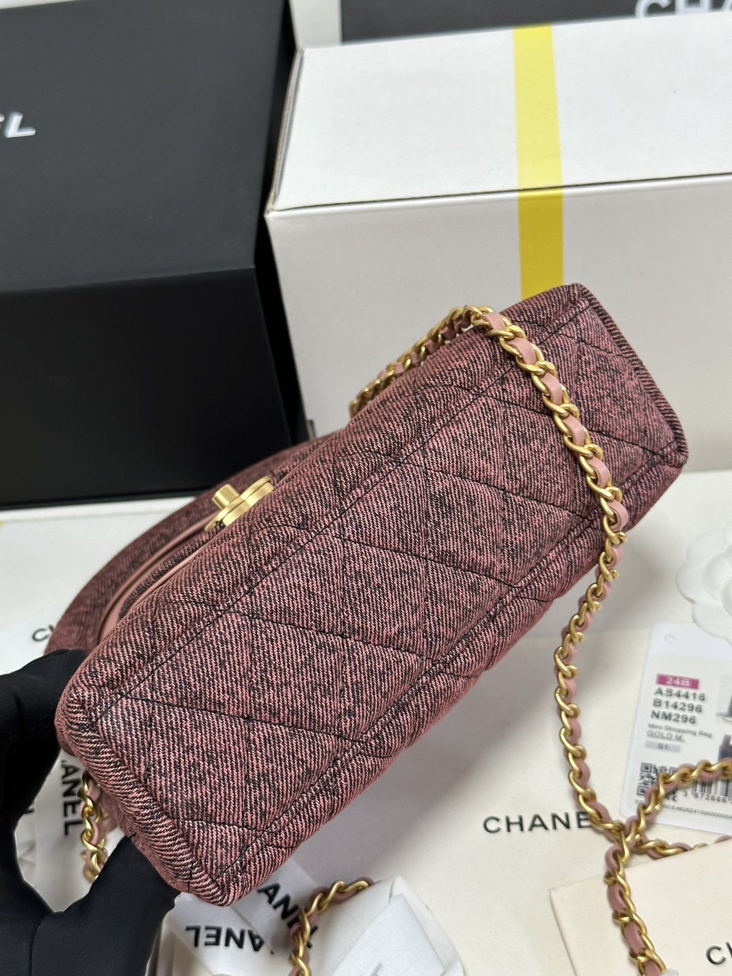Chanel 24A Kelly Red-Brown Denim Large 🈶️
This bag is seriously adorable 🤩 The hottest item of the season 🤩 Another vintage-inspired fashion revival 📣 The 1997 Kelly makes a comeback 🫶 This time with a chain strap, blending retro charm with modern flair 🌠 A true game-changer 🔥 Perfect for hand-carrying or crossbody wear,Lightweight with just the right vintage charm👌👌 Truly the undisputed "23k Bag King"🫶🫶 The large size isn't overly big—fits an iPhone Pro, but the Max is a tight squeeze🤔 Refined yet practical, with ample interior space for daily use. The more you look at it, the more you love it—it's irresistible to any girly heart👸
Model: AS4416
Dimensions: 19*13*7cm - Image 8