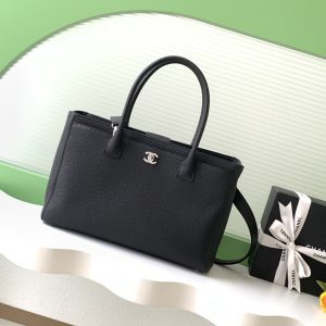 1030容量大，13寸电脑轻松装下，实用又时髦，职场&时尚爱好者必入！
款号AS2157
尺寸24-36-14