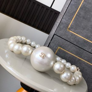 1230💰Shipping Now🚩🚩🚩OHANEL 25A🌟🌟🌟25/26 Season Runway Collection·The pearl bag merges with evening wear design, featuring dynamic optical illusions throughout the collection. The brand's signature pearl motif transforms into metallic ring evening clutches for models, or directly scales up pearl necklaces📷📷 into crossbody bags adorned with double-C logo clasps—🤩🤩 brimming with surrealist flair.Alternatively, bags take on 🌙🌙🌙 bow silhouettes, paired with the brand's signature diamond quilting and leather chain details. Crafted from diverse materials like hardware + pearls, they embody elegance with a touch of youthful charm!