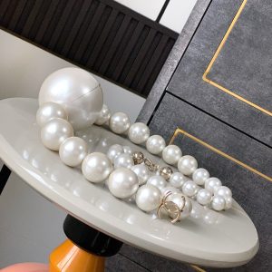 Alternative view of 1230💰Shipping Now🚩🚩🚩OHANEL 25A🌟🌟🌟25/26 Season Runway Collection·The pearl bag merges with evening wear design, featuring dynamic optical illusions throughout the collection. The brand's signature pearl motif transforms into metallic ring evening clutches for models, or directly scales up pearl necklaces📷📷 into crossbody bags adorned with double-C logo clasps—🤩🤩 brimming with surrealist flair.Alternatively, bags take on 🌙🌙🌙 bow silhouettes, paired with the brand's signature diamond quilting and leather chain details. Crafted from diverse materials like hardware + pearls, they embody elegance with a touch of youthful charm!