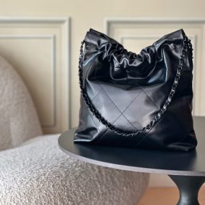 Alternative view of Top-tier goods_High-volume pricing p750 France·Premium bespoke Chane1

AS3260# Chanel 2022 New Arrival Oiled Leather Calfskin Drawstring Tote

Exclusive real-shot Chanel chain bag, shoulder bag—autumn/winter runway style💃 Soft and comfortable, exceptional quality. Beauty lovers, grab yours now! 

Pairs perfectly with winter coats. Versatile, minimalist, and spacious!

Size: 35x37x7cm