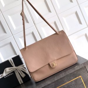 1080💰《Khaki》OHANEL🚩🚩🚩 Oversized CF Tote🛍️ Spring/Summer 🆕🆕 Runway Collection 26SS New Shopping Bag🛍️ Designed by Matthieu Blazy for the 2026 Spring/Summer collection. Stylish and spacious—absolutely love it🖤 Truly the most practical shopping bag I've ever seen‼️ Black & gold alligator-textured leather tote airport bag. Zippered shopping bag with tons of pockets front, back, inside, and out...iPad, books, phone—pack whatever you need. Looks super cool when worn 🕶️ Totally obsessed! Dimensions: 33×23×11cm 66972