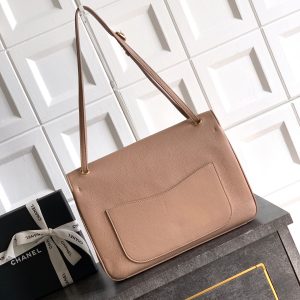 Alternative view of 1080💰《Khaki》OHANEL🚩🚩🚩 Oversized CF Tote🛍️ Spring/Summer 🆕🆕 Runway Collection 26SS New Shopping Bag🛍️ Designed by Matthieu Blazy for the 2026 Spring/Summer collection. Stylish and spacious—absolutely love it🖤 Truly the most practical shopping bag I've ever seen‼️ Black & gold alligator-textured leather tote airport bag. Zippered shopping bag with tons of pockets front, back, inside, and out...iPad, books, phone—pack whatever you need. Looks super cool when worn 🕶️ Totally obsessed! Dimensions: 33×23×11cm 66972