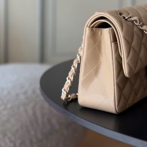 Alternative view of Full Name: Classic Fla0 1117 Caviar
Hardware: 24K-plated, full-steel hardware
Dimensions: 23*6.5*14cm
Leather: Genuine Haas small-grain caviar leather exterior, imported lambskin lining

The iconic CF🔥 possesses an irresistible charm that captivates at first sight. Wherever it goes, it's a mobile emblem of elegance. Its pure white hue exudes a refined, ladylike aura, while the gold hardware adds exquisite luxury. Truly a must-have entry-level luxury piece!🌍 Globally, it's nearly impossible to find in boutiques! The CF from Chanel—those in the know understand. New colors are constantly being released in boutiques!