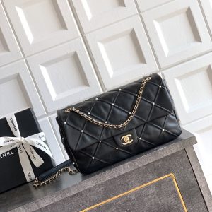 1080💰🍠🍠🍠OHANEL👅👅CF Handcrafted．Essential for French-inspired ambiance! Exquisite and romantic pearls! Pearl elements🌟🌟 remain a timeless classic throughout the design.In the realm of Chanel, pearls💋💋 aren't unattainable symbols of luxury—they're accents that enhance a woman's gentle elegance.The fusion of cotton🐑 and leather pearls creates the understated sophistication I adore💄💄. Carry it out and you're instantly immersed in French chic~ Soft and plush, it's irresistibly squishy~ The diamond quilting resembles a subtle relief, creating a beautifully textured effect.Delicate pearls adorn the cross-stitching, subtly enhancing the bag's overall soft elegance without overpowering it. 🉑️Crossbody or shoulder carry are standard options, but I find the sling style more playful~ I absolutely adore the soft, romantic vibe of pearls—they exude vintage charm!Dimensions: 16x24x7.5cm