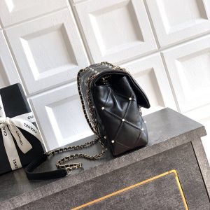 Alternative view of 1080💰🍠🍠🍠OHANEL👅👅CF Handcrafted．Essential for French-inspired ambiance! Exquisite and romantic pearls! Pearl elements🌟🌟 remain a timeless classic throughout the design.In the realm of Chanel, pearls💋💋 aren't unattainable symbols of luxury—they're accents that enhance a woman's gentle elegance.The fusion of cotton🐑 and leather pearls creates the understated sophistication I adore💄💄. Carry it out and you're instantly immersed in French chic~ Soft and plush, it's irresistibly squishy~ The diamond quilting resembles a subtle relief, creating a beautifully textured effect.Delicate pearls adorn the cross-stitching, subtly enhancing the bag's overall soft elegance without overpowering it. 🉑️Crossbody or shoulder carry are standard options, but I find the sling style more playful~ I absolutely adore the soft, romantic vibe of pearls—they exude vintage charm!Dimensions: 16x24x7.5cm