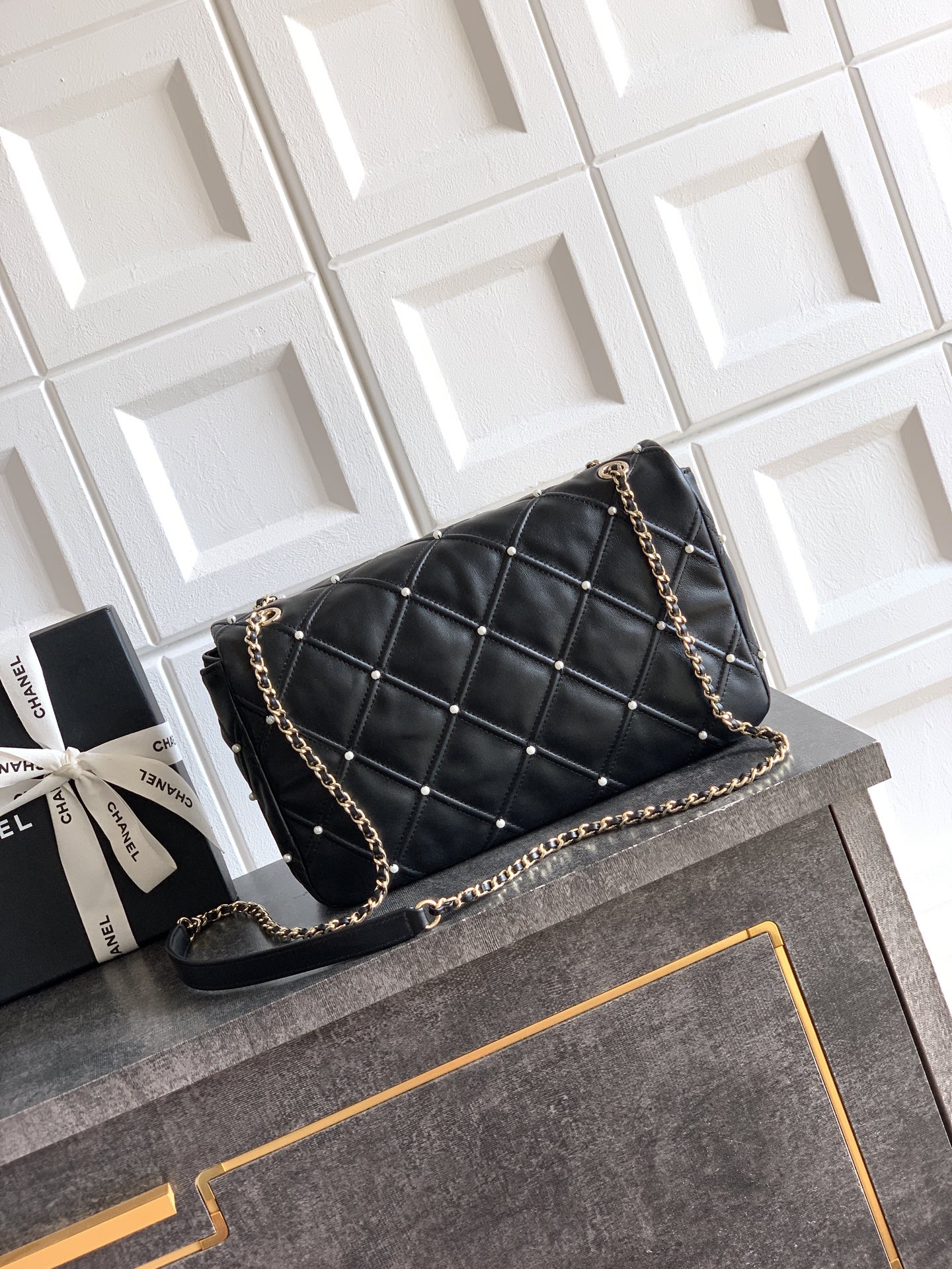 1080💰🍠🍠🍠OHANEL👅👅CF Handcrafted.Essential for French-inspired ambiance! Exquisite and romantic pearls! Pearl elements🌟🌟 remain a timeless classic throughout the design.In the realm of Chanel, pearls💋💋 aren't unattainable symbols of luxury—they're accents that enhance a woman's gentle elegance.The fusion of cotton🐑 and leather pearls creates the understated sophistication I adore💄💄. Carry it out and you're instantly immersed in French chic~ Soft and plush, it's irresistibly squishy~ The diamond quilting resembles a subtle relief, creating a beautifully textured effect.Delicate pearls adorn the cross-stitching, subtly enhancing the bag's overall soft elegance without overpowering it. 🉑️Crossbody or shoulder carry are standard options, but I find the sling style more playful~ I absolutely adore the soft, romantic vibe of pearls—they exude vintage charm!Dimensions: 16x24x7.5cm - Image 3