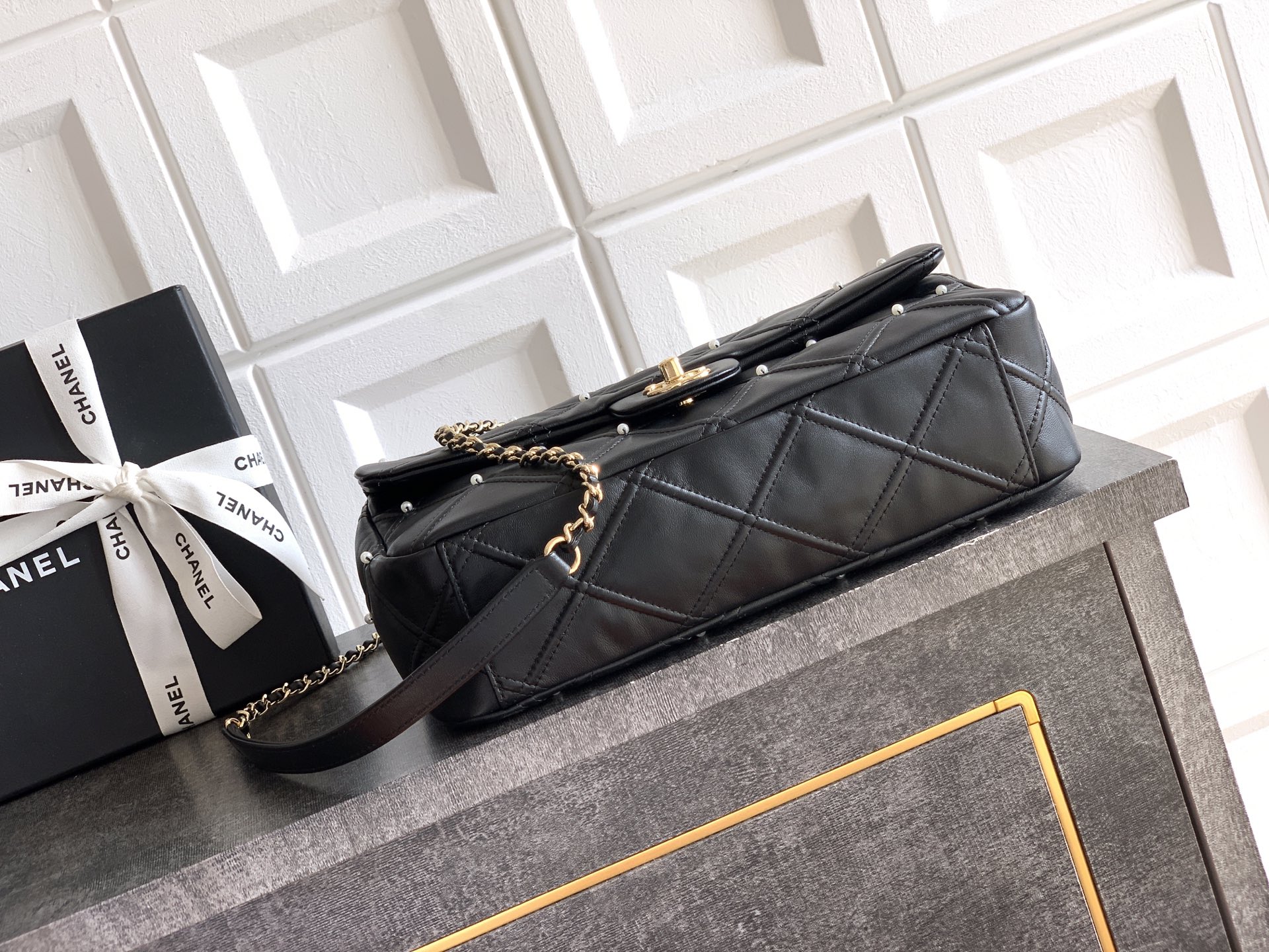 1080💰🍠🍠🍠OHANEL👅👅CF Handcrafted.Essential for French-inspired ambiance! Exquisite and romantic pearls! Pearl elements🌟🌟 remain a timeless classic throughout the design.In the realm of Chanel, pearls💋💋 aren't unattainable symbols of luxury—they're accents that enhance a woman's gentle elegance.The fusion of cotton🐑 and leather pearls creates the understated sophistication I adore💄💄. Carry it out and you're instantly immersed in French chic~ Soft and plush, it's irresistibly squishy~ The diamond quilting resembles a subtle relief, creating a beautifully textured effect.Delicate pearls adorn the cross-stitching, subtly enhancing the bag's overall soft elegance without overpowering it. 🉑️Crossbody or shoulder carry are standard options, but I find the sling style more playful~ I absolutely adore the soft, romantic vibe of pearls—they exude vintage charm!Dimensions: 16x24x7.5cm - Image 4