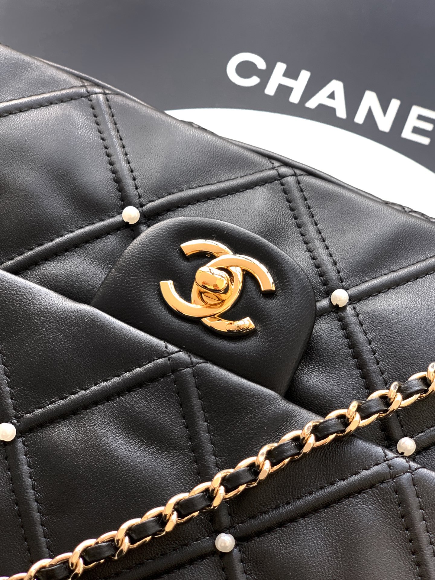 1080💰🍠🍠🍠OHANEL👅👅CF Handcrafted.Essential for French-inspired ambiance! Exquisite and romantic pearls! Pearl elements🌟🌟 remain a timeless classic throughout the design.In the realm of Chanel, pearls💋💋 aren't unattainable symbols of luxury—they're accents that enhance a woman's gentle elegance.The fusion of cotton🐑 and leather pearls creates the understated sophistication I adore💄💄. Carry it out and you're instantly immersed in French chic~ Soft and plush, it's irresistibly squishy~ The diamond quilting resembles a subtle relief, creating a beautifully textured effect.Delicate pearls adorn the cross-stitching, subtly enhancing the bag's overall soft elegance without overpowering it. 🉑️Crossbody or shoulder carry are standard options, but I find the sling style more playful~ I absolutely adore the soft, romantic vibe of pearls—they exude vintage charm!Dimensions: 16x24x7.5cm - Image 6