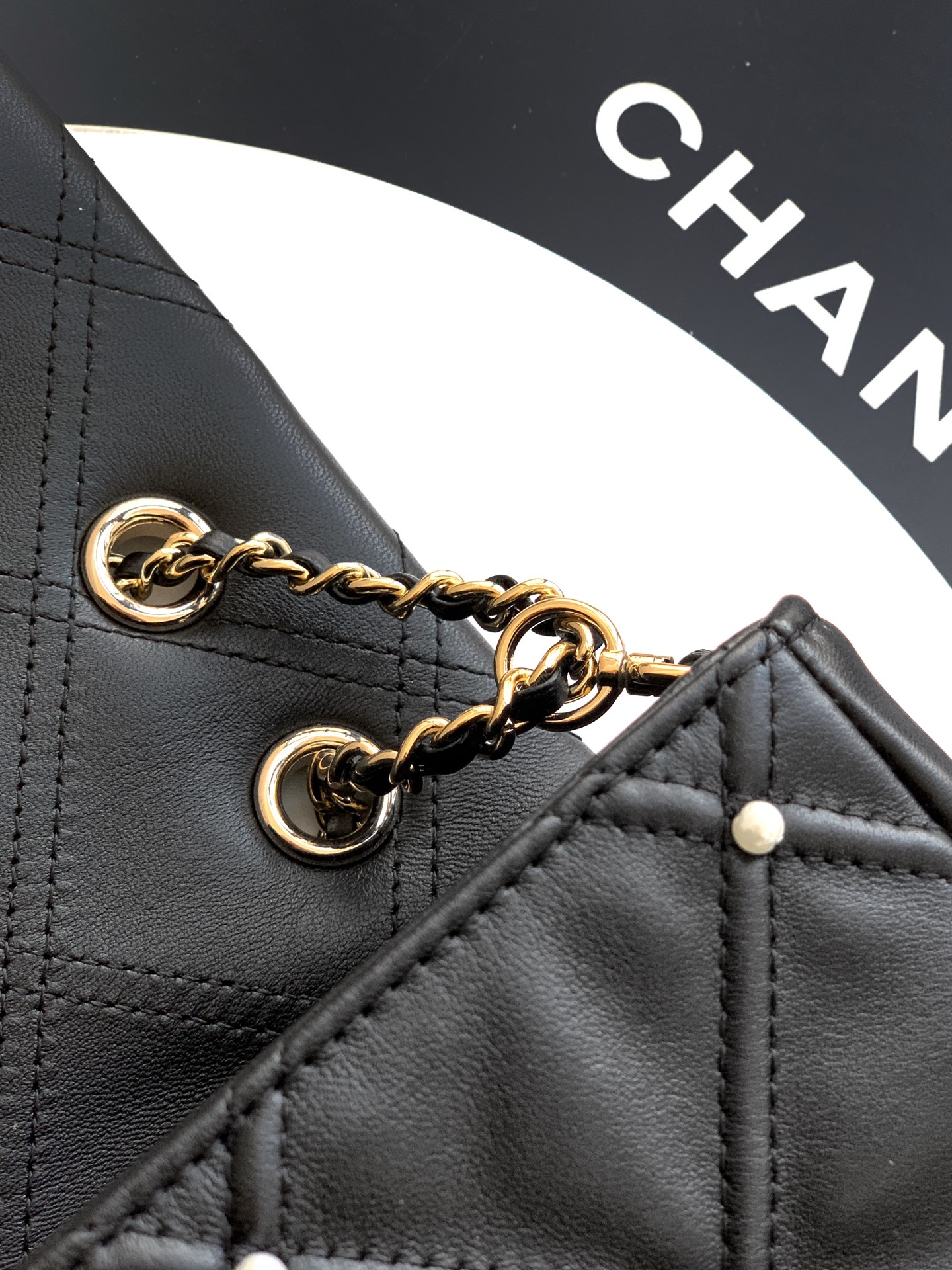 1080💰🍠🍠🍠OHANEL👅👅CF Handcrafted.Essential for French-inspired ambiance! Exquisite and romantic pearls! Pearl elements🌟🌟 remain a timeless classic throughout the design.In the realm of Chanel, pearls💋💋 aren't unattainable symbols of luxury—they're accents that enhance a woman's gentle elegance.The fusion of cotton🐑 and leather pearls creates the understated sophistication I adore💄💄. Carry it out and you're instantly immersed in French chic~ Soft and plush, it's irresistibly squishy~ The diamond quilting resembles a subtle relief, creating a beautifully textured effect.Delicate pearls adorn the cross-stitching, subtly enhancing the bag's overall soft elegance without overpowering it. 🉑️Crossbody or shoulder carry are standard options, but I find the sling style more playful~ I absolutely adore the soft, romantic vibe of pearls—they exude vintage charm!Dimensions: 16x24x7.5cm - Image 7