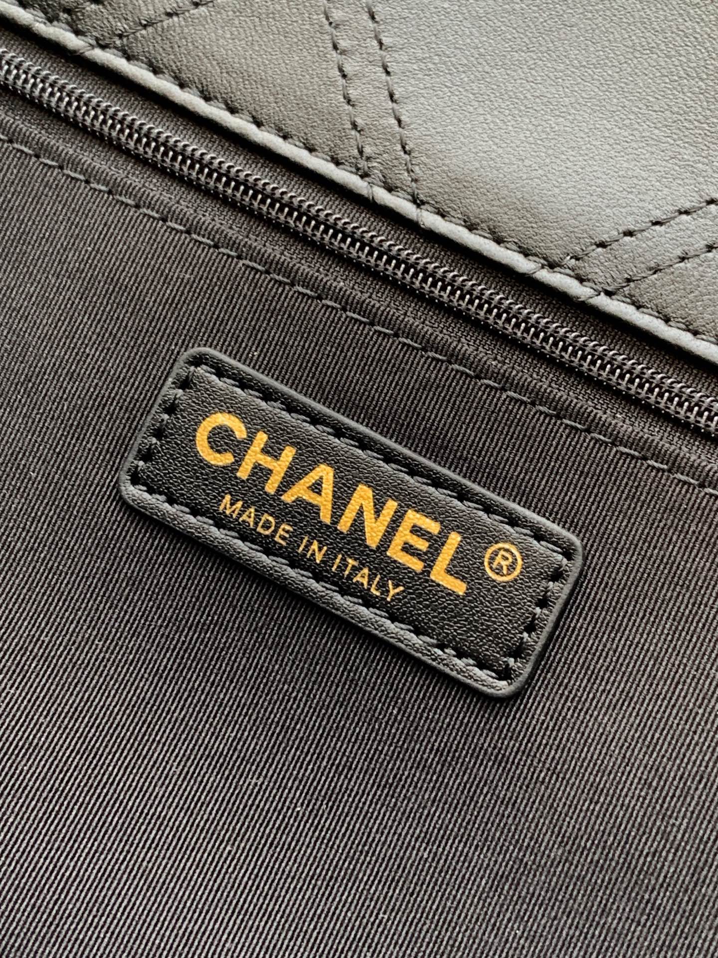 1080💰🍠🍠🍠OHANEL👅👅CF Handcrafted.Essential for French-inspired ambiance! Exquisite and romantic pearls! Pearl elements🌟🌟 remain a timeless classic throughout the design.In the realm of Chanel, pearls💋💋 aren't unattainable symbols of luxury—they're accents that enhance a woman's gentle elegance.The fusion of cotton🐑 and leather pearls creates the understated sophistication I adore💄💄. Carry it out and you're instantly immersed in French chic~ Soft and plush, it's irresistibly squishy~ The diamond quilting resembles a subtle relief, creating a beautifully textured effect.Delicate pearls adorn the cross-stitching, subtly enhancing the bag's overall soft elegance without overpowering it. 🉑️Crossbody or shoulder carry are standard options, but I find the sling style more playful~ I absolutely adore the soft, romantic vibe of pearls—they exude vintage charm!Dimensions: 16x24x7.5cm - Image 9