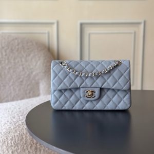 Full Name: Classic Fla0 1117 Caviar
Hardware: 24K-plated, full-steel hardware
Dimensions: 23*6.5*14cm
Leather: Genuine Haas small-grain caviar leather exterior, imported lambskin lining

The iconic CF🔥 possesses an irresistible charm that captivates at first sight. Wherever it goes, it's a mobile emblem of elegance. Its pure white hue exudes a refined, ladylike aura, while the gold hardware adds exquisite luxury. Truly a must-have entry-level luxury piece!🌍 Globally, it's nearly impossible to find in boutiques! The CF from Chanel—those in the know understand. New colors are constantly being released in boutiques!