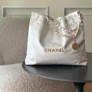 Top-tier goods_p High-volume pricing p780 France · Premium bespoke Chane1

AS3261# Chanel 2022 New Arrival Oiled Leather Calfskin Drawstring Tote

Exclusive real-shot Chanel chain bag, shoulder bag. Fall/Winter runway style💃 Soft and comfortable, exceptional quality. Beauty lovers, grab yours now! 

Pairs perfectly with winter coats. Versatile, minimalist, and spacious!

Size: 39x42x8cm