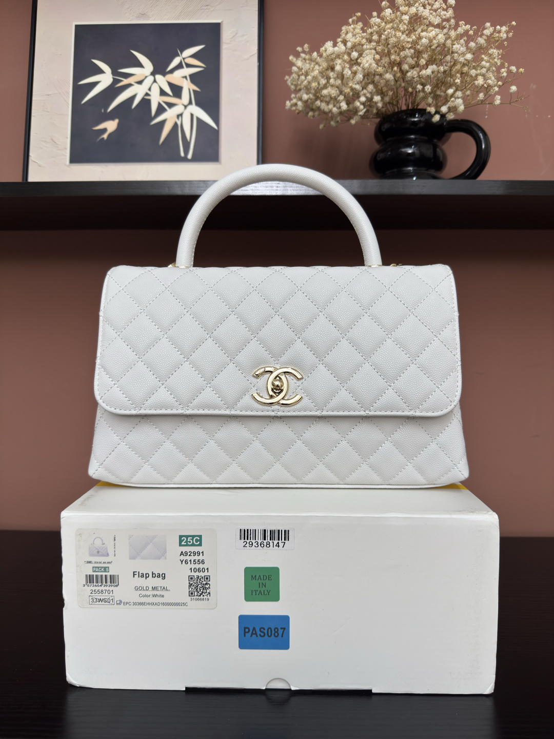 810AS92991# White Ball Pattern with Gold Trim ๐ Exclusive Background ๐
Authentic Product, Top-Quality Item ๐ Timeless Classic Handbag๏ฝ
Coco Handle Flap Bag ๐ Dimensions: 29*18*12cm